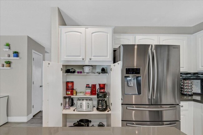 Building Photo - 2735 Peekskill Ave