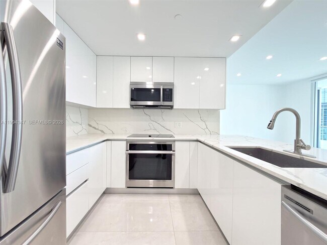 Building Photo - 1300 Brickell Bay Dr