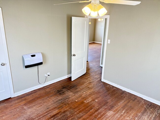 Building Photo - 2bed/1 Bath - Available May