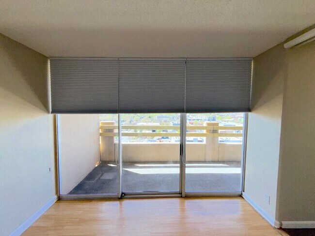 Building Photo - Reno Highrise Condo - Mountain & City Views