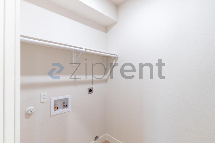 Building Photo - Unit A
