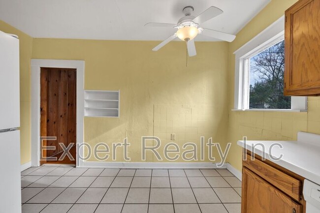 Building Photo - 1542 Somerset Dr