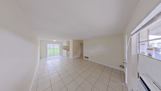 Building Photo - Nice and Cozy 2 Bed/1 Bath Apartment