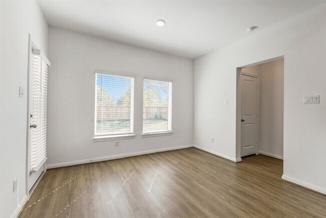 Building Photo - 13610 Pine Dr