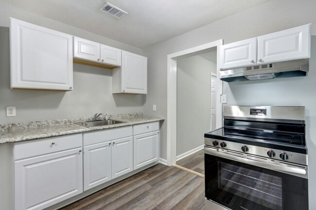 Building Photo - Large 3BR/2BA East Savannah House For Rent