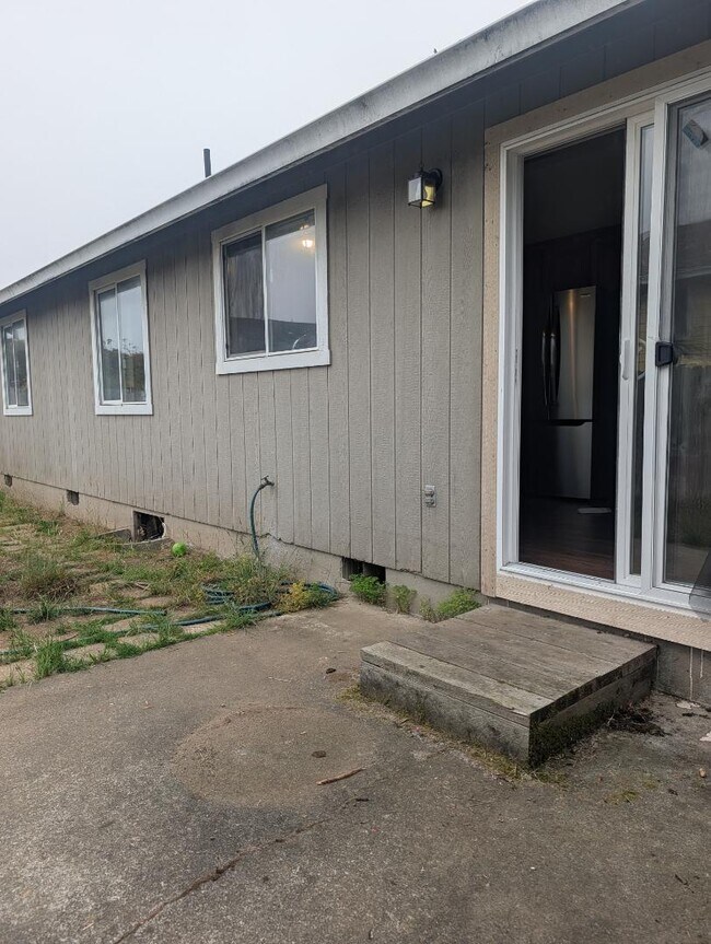 Building Photo - 1060 Coach Way McKinleyville - Coach Way Unit A