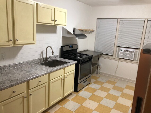 Primary Photo - 921 Jackson St
