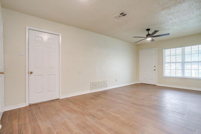 Building Photo - 3537 Half Moon Dr