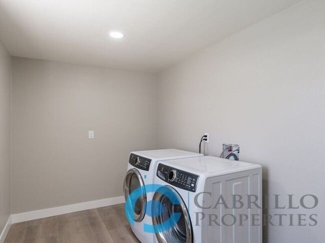 Building Photo - 4847 Mansfield St