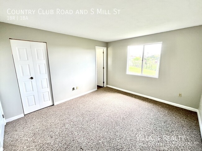 Building Photo - 811 Country Club Rd