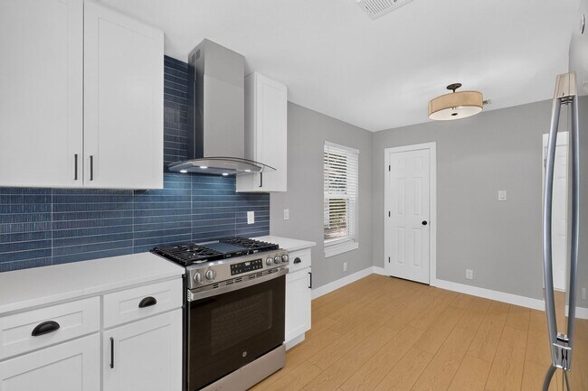 Building Photo - 2606 Hilldale Blvd