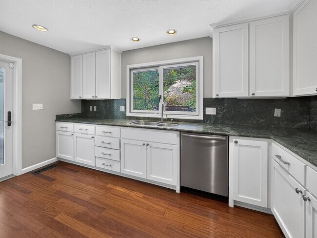 Building Photo - Gorgeous Single Level Home with Pool in Alamo Available Now!