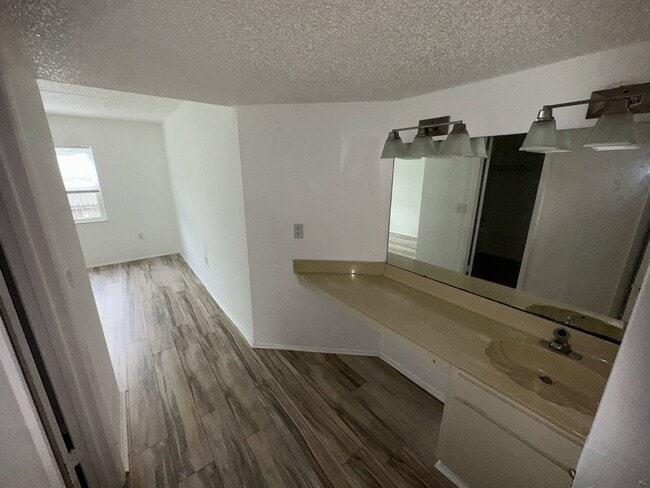 Building Photo - 6507 Dumont Ave