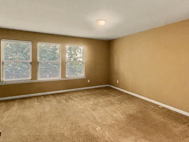 Building Photo - Move-in Ready!