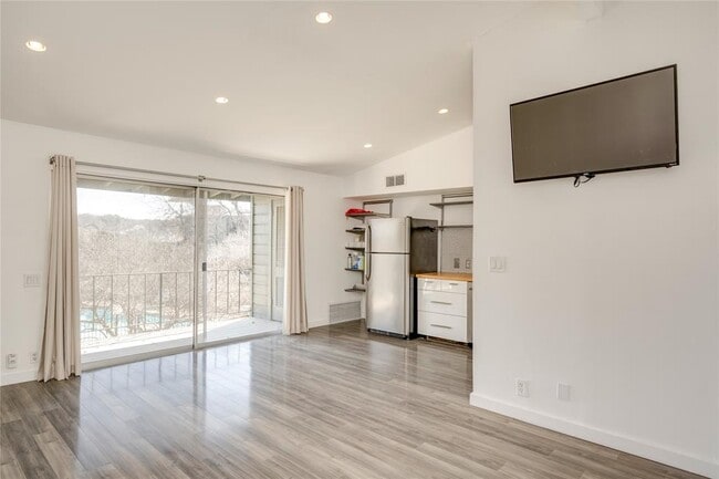 Building Photo - 1304 Mariposa Dr