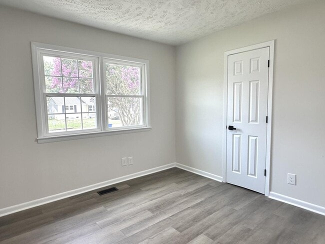 Building Photo - 1609 Grandview Dr
