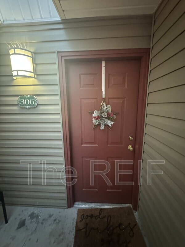 Building Photo - 15240 Silver Pkwy