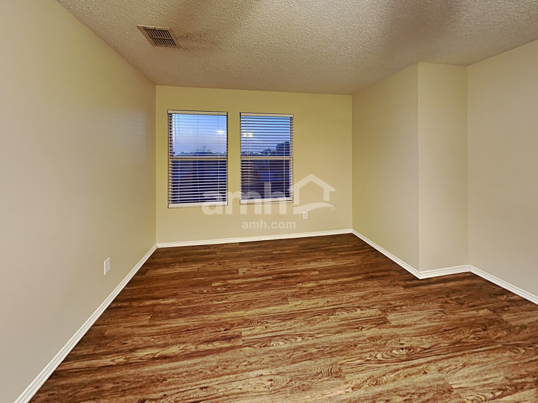 Building Photo - 1528 Englewood Dr