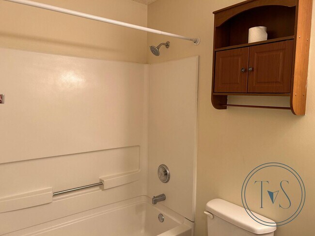 Building Photo - MOVE-IN SPECIAL: $500 OFF 1st MONTH'S RENT!**