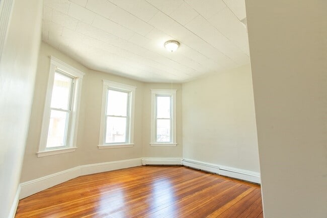 Building Photo - 27 Ashford St