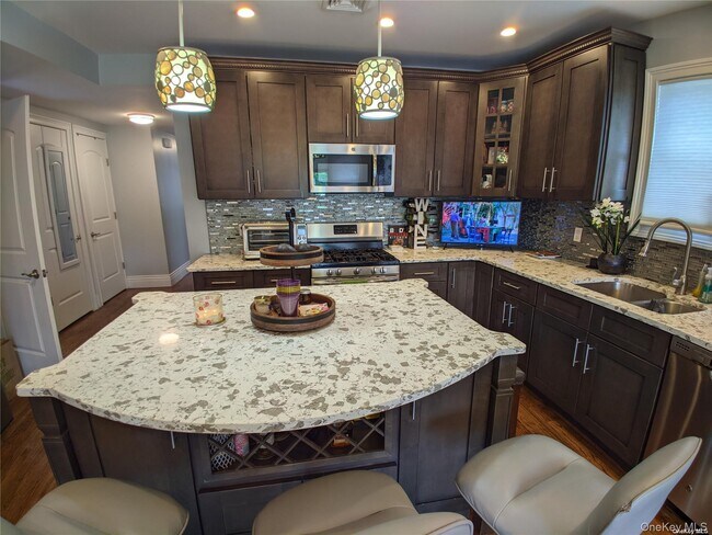 Building Photo - 535 E Walnut St