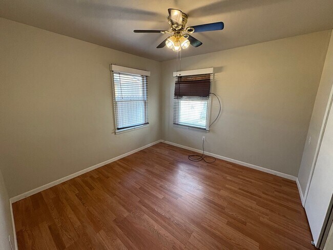 Building Photo - Charming Exeter Home Near Shopping Center ...