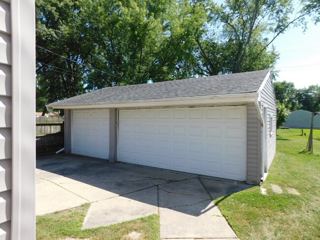 Building Photo - 23546 Glenbrook St