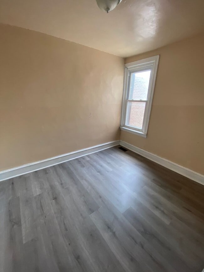 Building Photo - Newly Renovated 3 Bedroom and 1 Bathroom T...