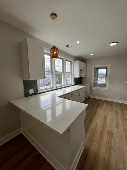 Building Photo - 646 W 47th Pl
