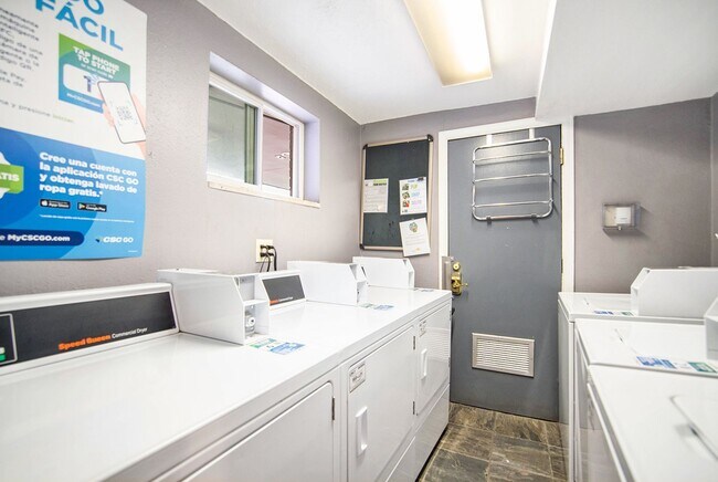 Building Photo - Beautiful 1 Bed, 1 Bath Condo on Speer- Ch...