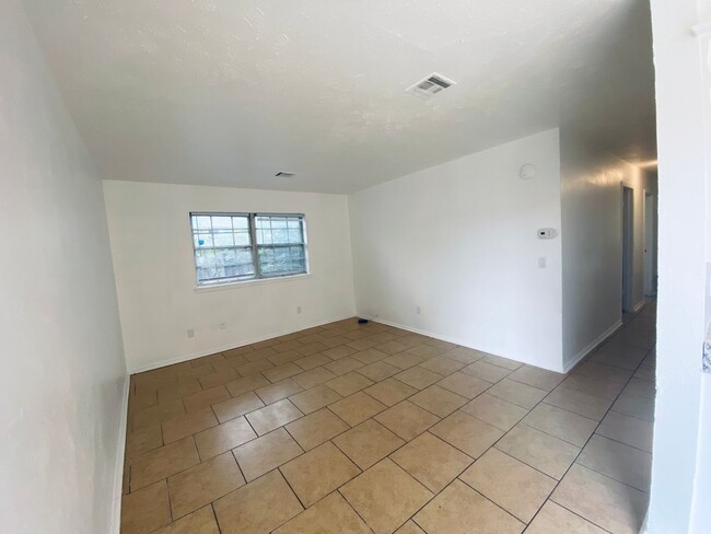 Building Photo - 3 Bed 1 Bath home for rent in NW OKC!