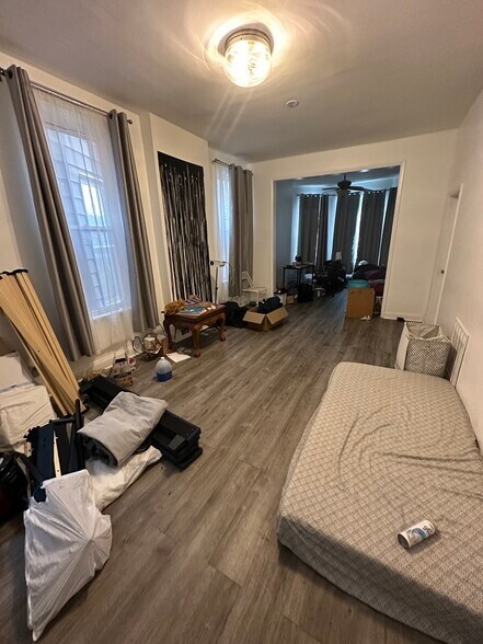 Living Room - 825 S Laflin St