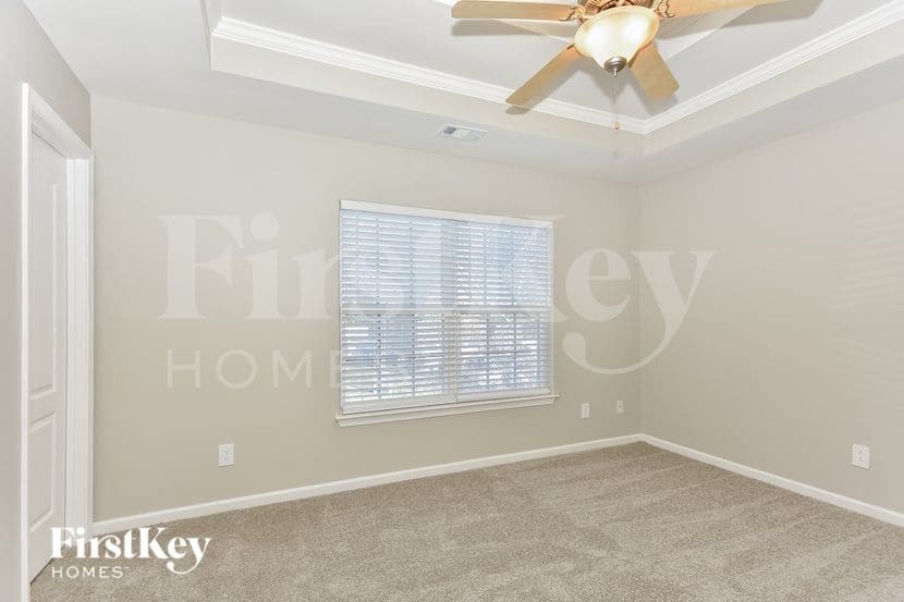 Building Photo - 811 Royal Oaks Dr