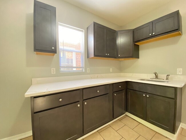 Building Photo - 3 Bed Home Available NOW