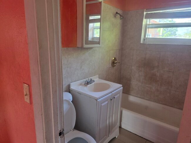 Building Photo - 1543 NW 10th Pl