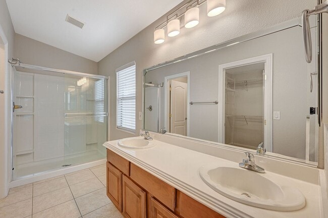 Building Photo - Charming Two-bedroom townhouse in Northwest