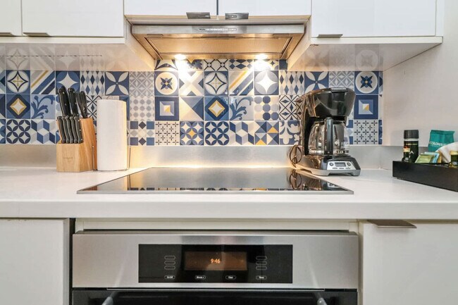 Building Photo - 250 Collins Ave