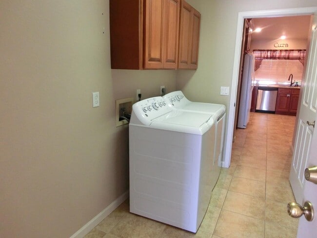 Building Photo - 8646 W Rockwood Dr