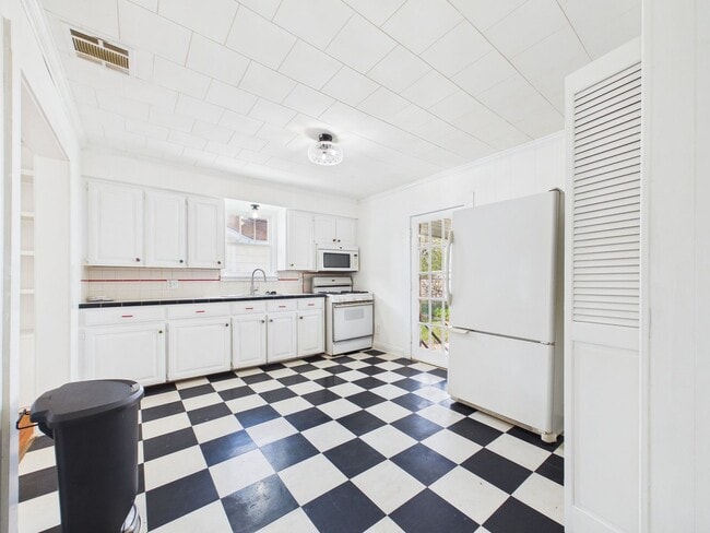 Building Photo - 714 St Thomas St