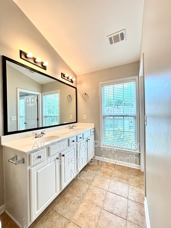 Building Photo - 1033 Thornborough Dr