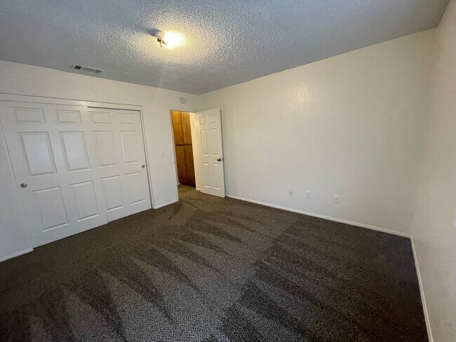 Building Photo - 0484