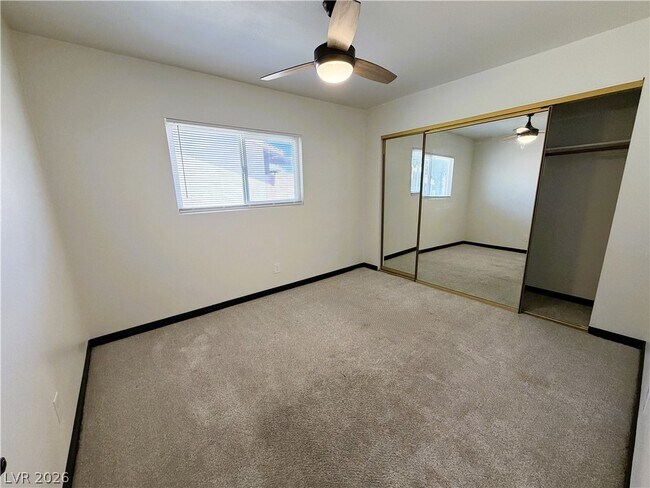 Building Photo - 328 N Linn Ln