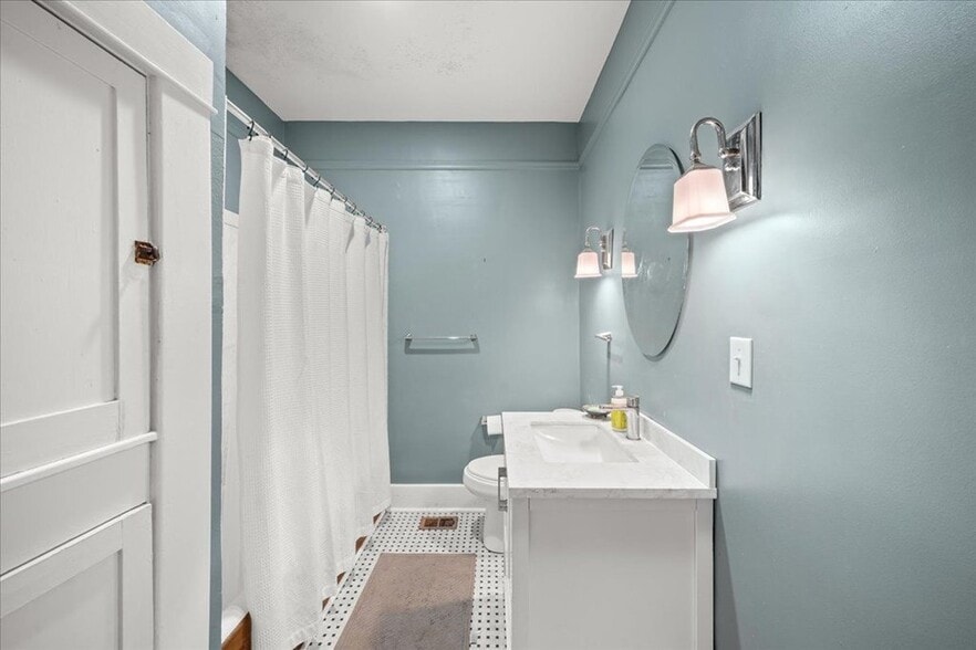 Building Photo - 1104 N 8th Ave