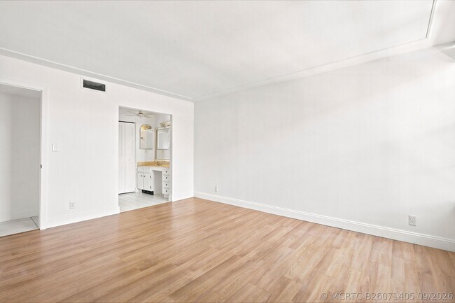 Building Photo - 8 Royal Palm Way