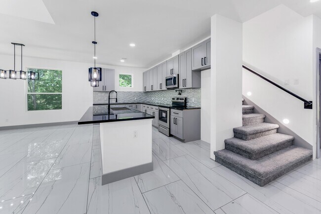 Building Photo - 90 Piping Rock Pl