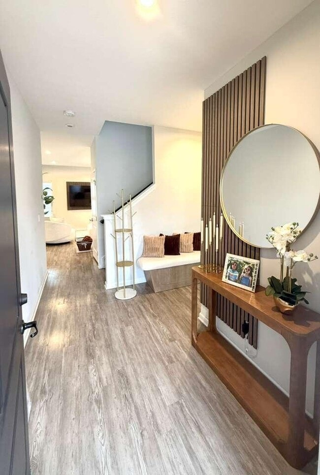 Building Photo - 585 Bermuda Way