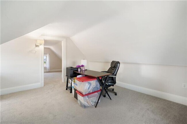 Building Photo - 3 bedroom 1 bath - What a View! - 3-bedroo...