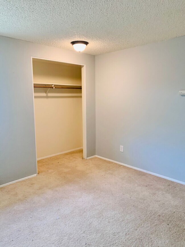 Building Photo - Light, Bright and Updated 2 bed 1.5 bath townhouse in Lynnwood