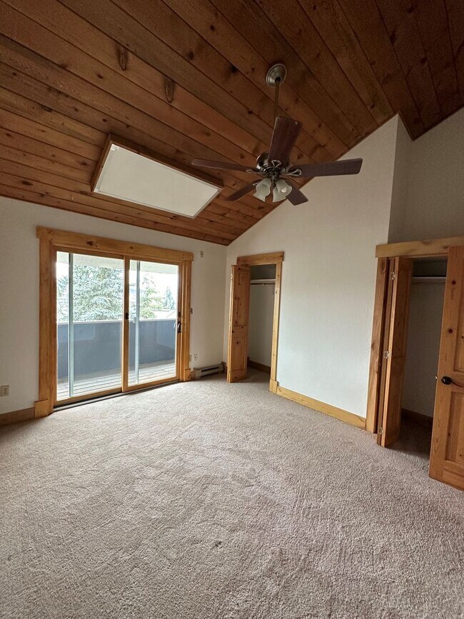 Building Photo - 3 Bedroom, 3.5 Bath Open Floor Plan Townhome