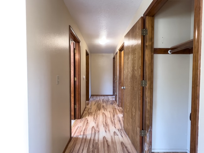Building Photo - Spacious 3 Bedroom 1 Bath Ranch House  in Milwaukie! Washer and Dryer Included!